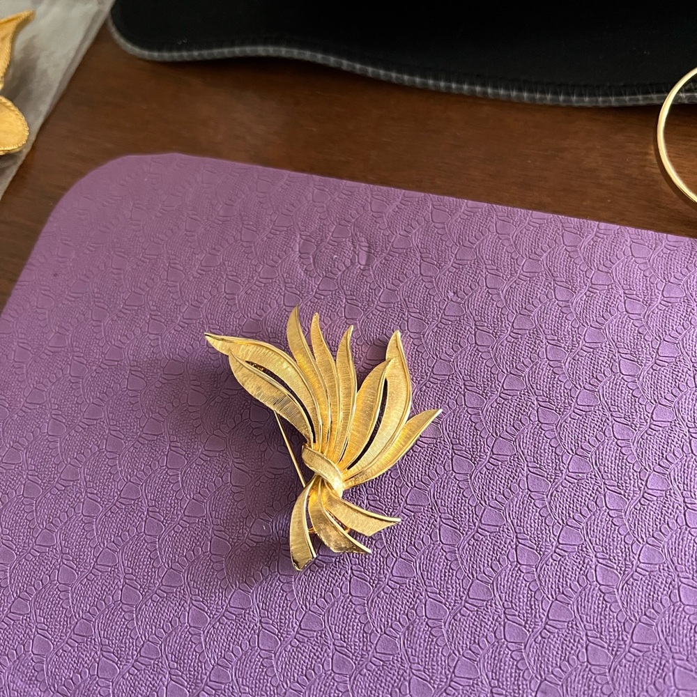 Elegant Gold Leaf Brooch